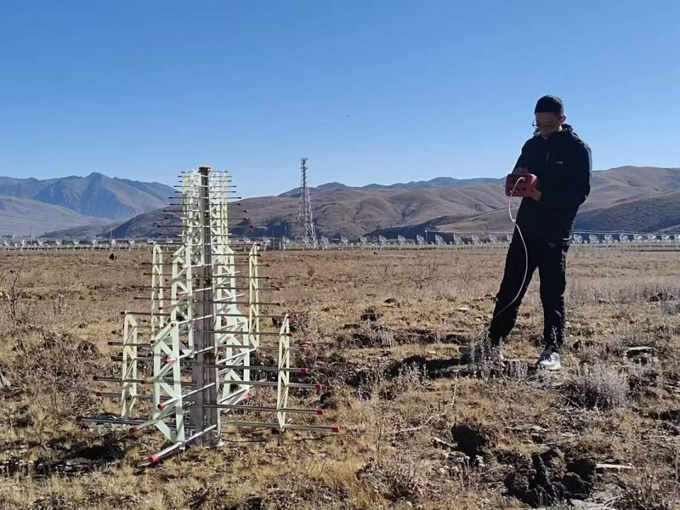 “天線醫(yī)生”張揚(yáng) 守護(hù)“千眼天珠”的寧靜天空